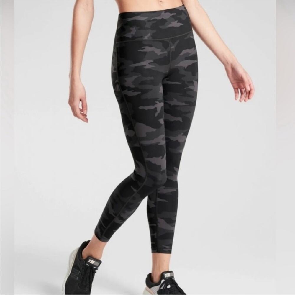 Athleta ultimate camo camouflage 7/8 tight leggings with thigh pocket SMALL